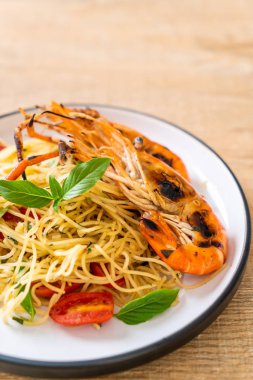 ızgara karides ve domates - İtalyan Füzyon gıda tarzı ile tavada kızartılmış spagetti