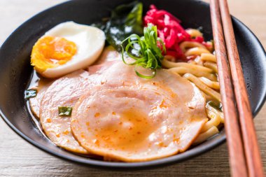 Baharatlı miso udon ramen noodle ile domuz eti - Japon gıda tarzı