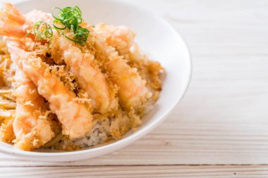 kızarmış karides tempura üzerinde beyaz surat - Japon yemekleri stil tepesinde