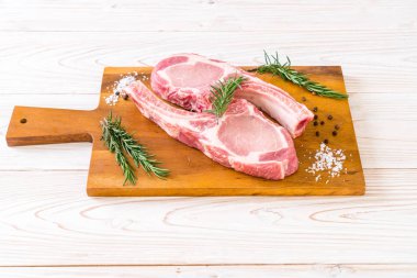 taze domuz pirzolası ham madde ile