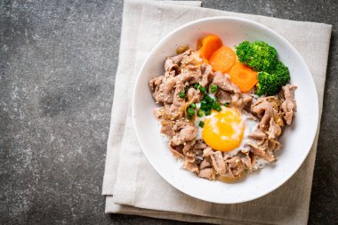 Donburi, domuz eti Pilav kasesi onsen yumurta ve sebze - Japon gıda tarzı