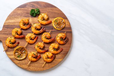 Limon - deniz ürünleri tarzı ile ızgara kaplan karides şiş