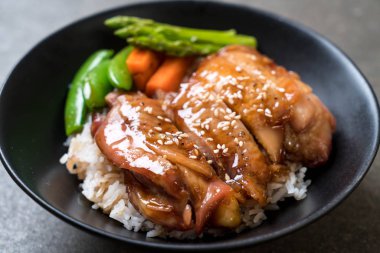 Teriyaki tavuk pilav kasesi - Asya gıda tarzı