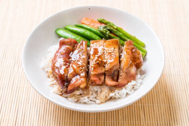 Teriyaki tavuk pilav kasesi - Asya gıda tarzı