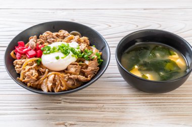 Yumurtalı domuz pirinci kasesi (Donburi) - Japon yemeği tarzı.