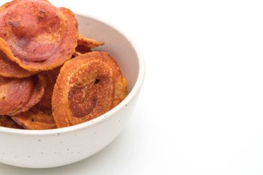 Beyaz arka plan üzerinde izole kase kızarmış gevrek domuz pastırması