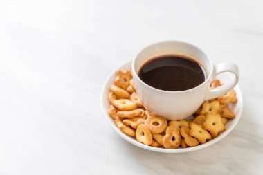 Kahveli bisküvi krakeri.