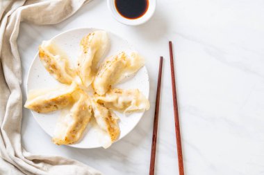 Japon gyoza 'sı ya da soya soslu hamur tatlısı.