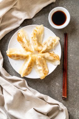 Japon gyoza 'sı ya da soya soslu hamur tatlısı.