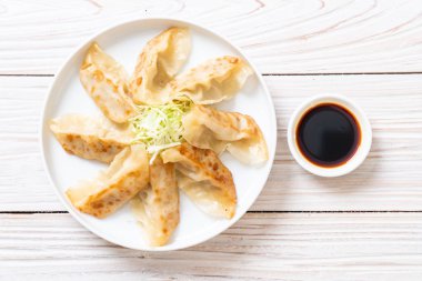 Japon gyoza 'sı ya da soya soslu hamur tatlısı.