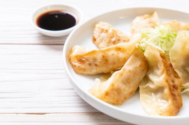 Japon gyoza 'sı ya da soya soslu hamur tatlısı.