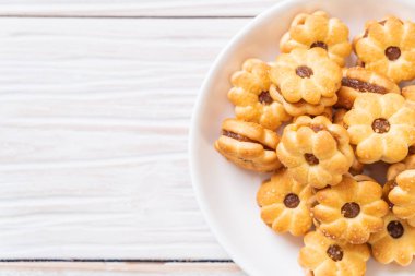 Hindistan cevizli bisküvi ve ananas reçeli.