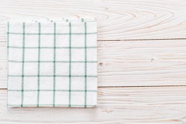 ahşap arka plan üzerinde mutfak bezi (peçete)