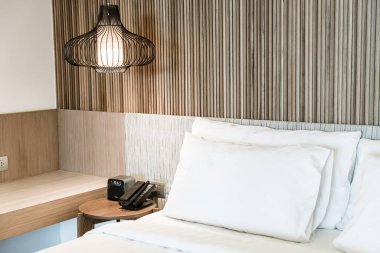 Otel yatak odası iç dekorasyonda yatak üzerinde rahat yastık