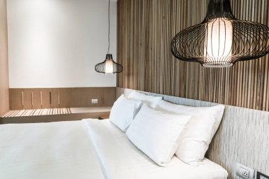 Otel yatak odası iç dekorasyonda yatak üzerinde rahat yastık