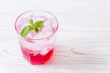 ahşap masa buzlu çilekli soda