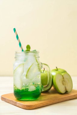 Yeşil elma soda ahşap masa üzerinde