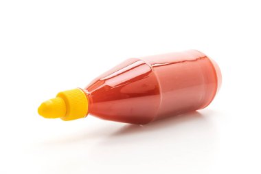 Beyaz arka plan üzerinde izole kırmızı biber sosu şişe