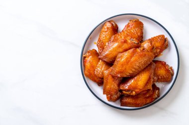 Barbekü tavuk kanadı sosu ile