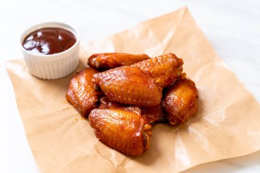 Barbekü tavuk kanadı sosu ile