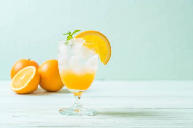 yanında da soda ahşap masa portakal suyu