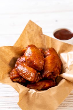 Barbekü tavuk kanadı sosu ile