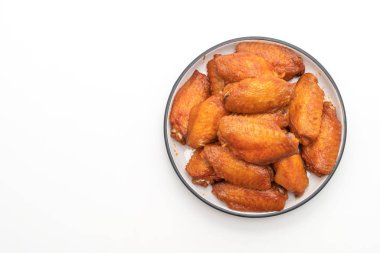 Beyaz arka plan üzerinde izole Barbekü tavuk kanadı