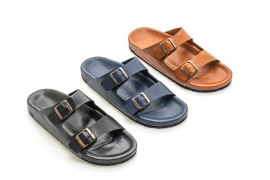 Erkekler beyaz arka plan üzerinde izole sandalet deri