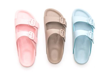 Kadınlar beyaz arka plan üzerinde izole sandalet deri