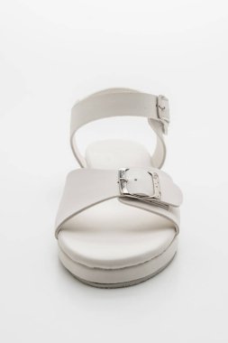 Kadınlar beyaz arka plan üzerinde izole sandalet deri