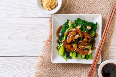 Sarımsaklı istiridye soslu kızarmış Hong Kong Kale heyecan