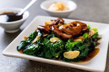 Sarımsaklı istiridye soslu kızarmış Hong Kong Kale heyecan