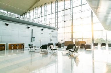boş sandalye ve masa havaalanında bekleyen için