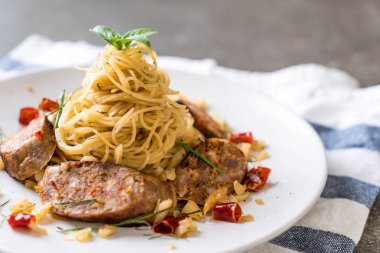 Sai Aua (Notrhern Tay acılı sosis) - Fusion gıda tarzı ile tavada kızartılmış spagetti