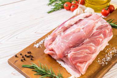 taze domuz ham filetosu ahşap tahta üzerinde