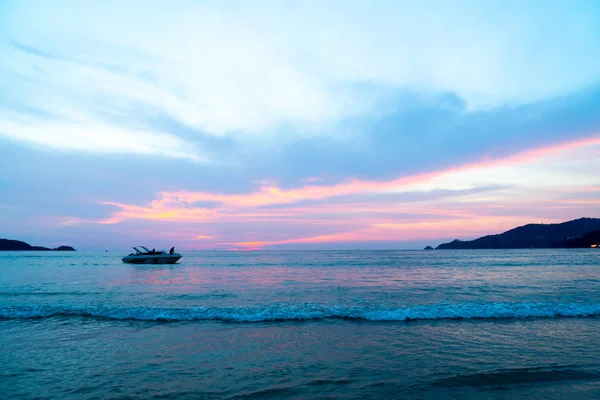 Praia Tropical Com Pôr Sol Céu Bonito — Fotografia de Stock