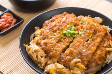 Kızarmış domuz pirzolası kasesi (Katsudon) - Japon yemek tarzı