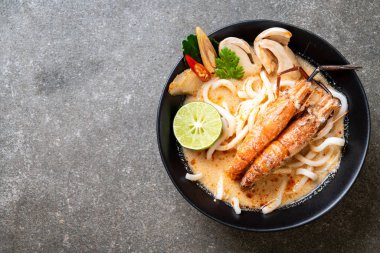 Baharatlı karides udon ramen noodle (Tom Yum Goong) - Japon füzyon gıda tarzı