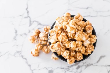 Patlamış Mısır ile karamel kase