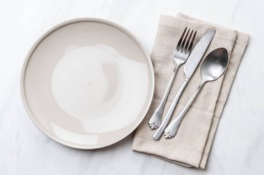 boş tabak kaşık çatal ve bıçak masada