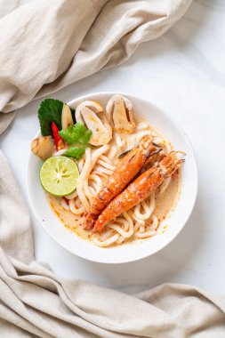 Baharatlı karides udon ramen noodle (Tom Yum Goong) - Japon füzyon gıda tarzı