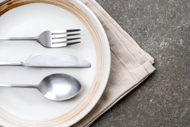 boş tabak kaşık çatal ve bıçak masada
