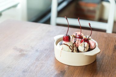 pişmiş hatmi ve dondurma kase ile çikolatalı kek