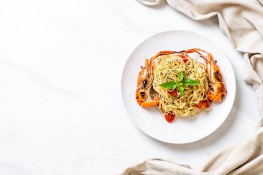 ızgara karides ve domates - İtalyan Füzyon gıda tarzı ile tavada kızartılmış spagetti