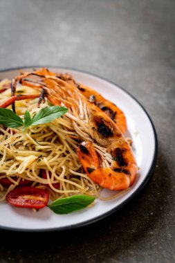 ızgara karides ve domates - İtalyan Füzyon gıda tarzı ile tavada kızartılmış spagetti