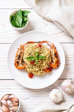 ızgara karides ve domates - İtalyan Füzyon gıda tarzı ile tavada kızartılmış spagetti