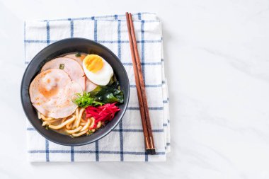Baharatlı miso udon ramen noodle ile domuz eti - Japon gıda tarzı