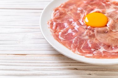 taze dilimlenmiş domuz ham yumurta pişirme veya shabu shabu ve sukiyaki yapma ile