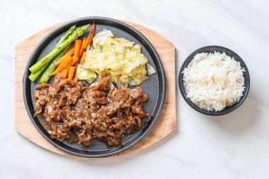 sıcak plaka - Asya tarzı domuz biftek dilimlenmiş