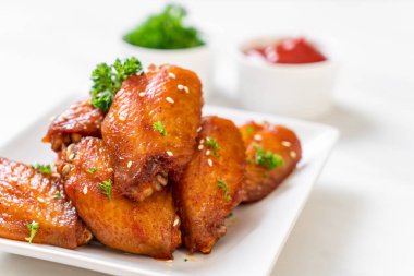 Beyaz susamlı ızgara tavuk kanadı.